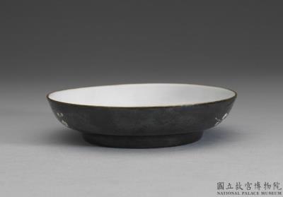 图片[2]-Dish with plum blossom in black ground of falangcai painted enamels, Qing dynasty, Yongzheng reign 1723-1735-China Archive